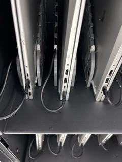 Ordenadores enchufados correctamente
